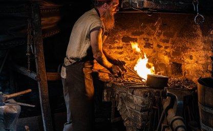 Schmiedeherd, Auswahl von Materialien, die extremen Bedingungen standhalten